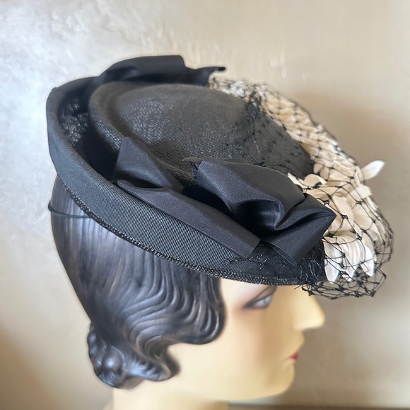 1940s\' BLACK TILT HAT WITH WHITE FLOWERS + BOWS & VEILING main image 13